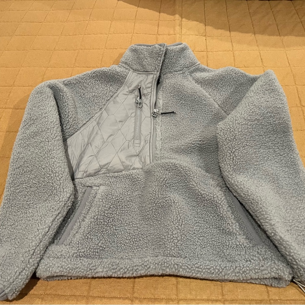 Fleece 1/4 zip grey.
